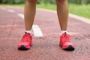 Forman patikasında duran fitness kadınının bacakları 