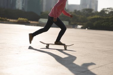 Gün batımında şehir şehrinde kaykaycının alçak açısı