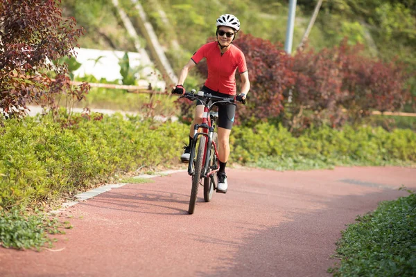 Mujer Montando Bicicleta Montaña Aire Libre Parque Soleado — Foto de Stock