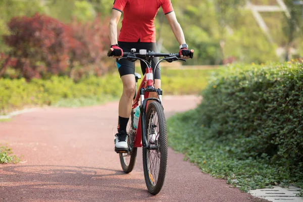 Mujer Ciclista Montando Bicicleta Montaña Aire Libre Soleado Parque — Foto de Stock