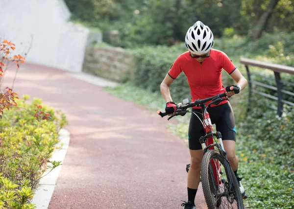 Dişi Bisikletçi Dışarıda Dağ Bisikleti Sürüyor — Stok fotoğraf