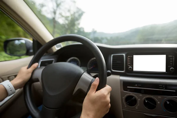 Handen Van Vrouw Die Auto Rijdt Landweg — Stockfoto