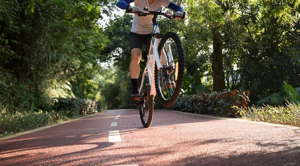 Žena Cyklistka Praxe Zajíček Hop Cyklistické Stezce Parku Slunný Den — Stock fotografie