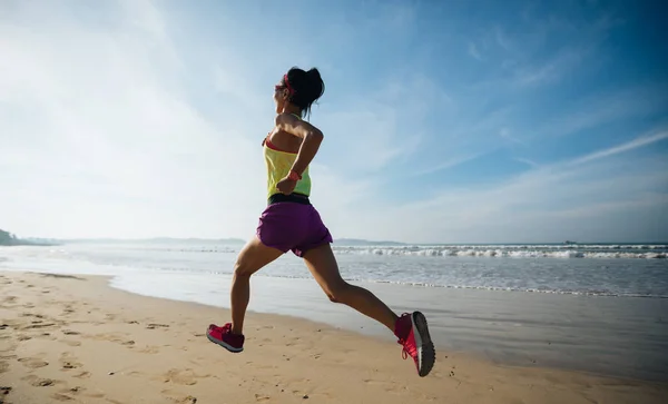Mujer Fitness Corriendo Playa Del Amanecer —  Fotos de Stock