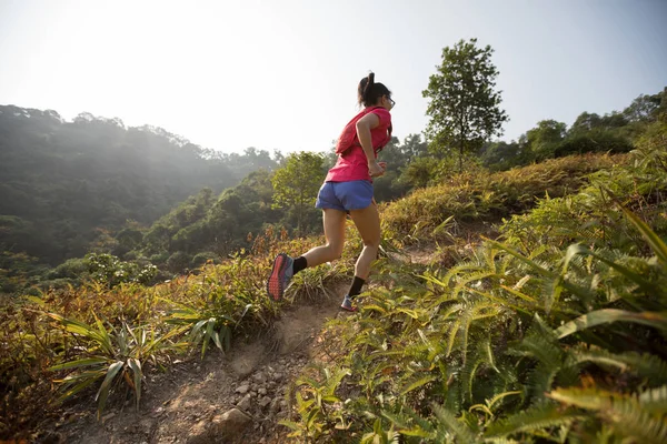 Samičí Běžkyně Běžící Horském Svahu Tropickém Lese — Stock fotografie