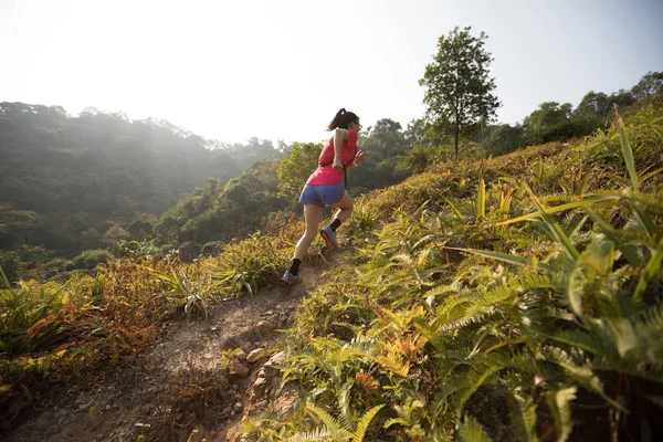 Female Trail Runner Running Mountain Slope Tropical Forest — Stock Photo, Image