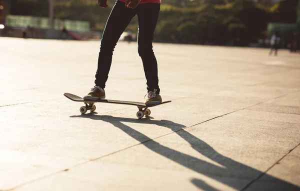 Låg Vinkel Skateboardåkare Ridning Ombord Urban Stad Vid Solnedgången — Stockfoto