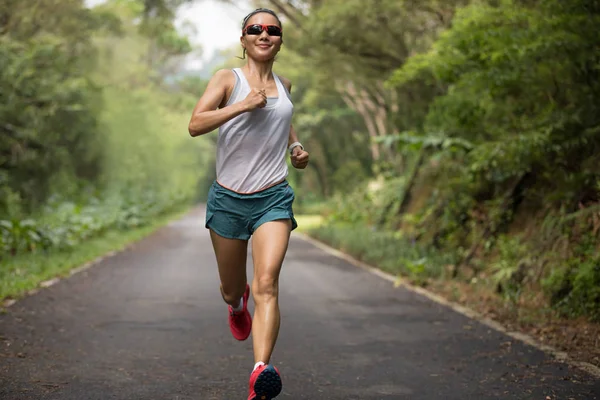 Mujer Sana Fitness Corriendo Aire Libre Parque Verano —  Fotos de Stock