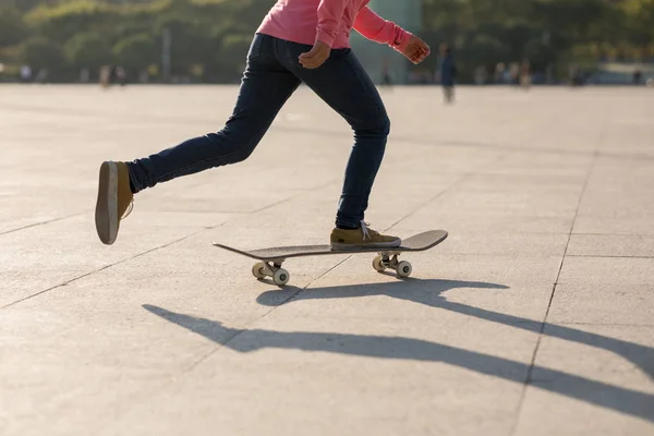 Skateboarderin Großstadt Überfahren — Stockfoto