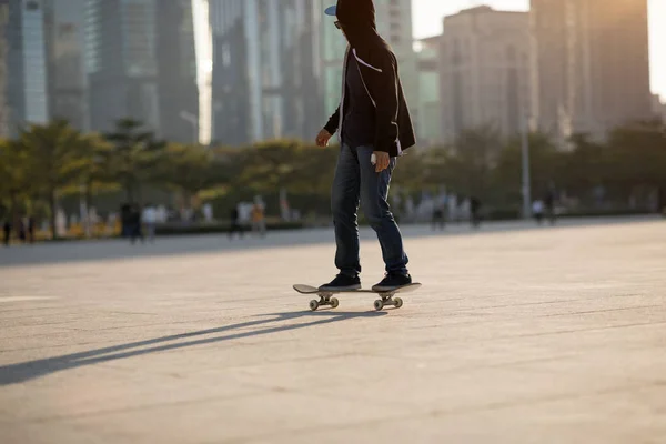 Skateboarder Tabla Montar Atardecer Ciudad Urbana Moderna —  Fotos de Stock