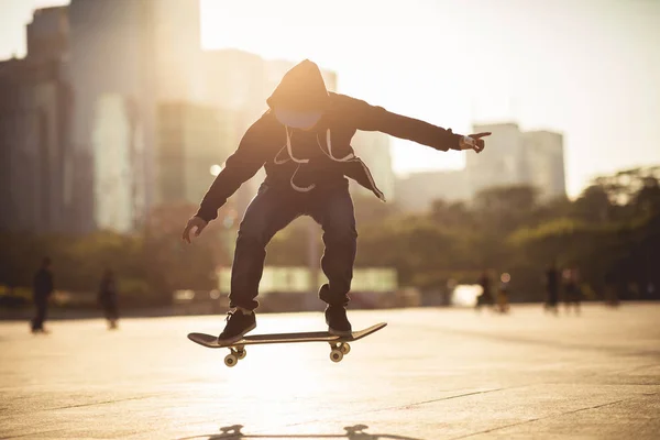 スケートボーダーは都市の日没でボードとジャンプします — ストック写真