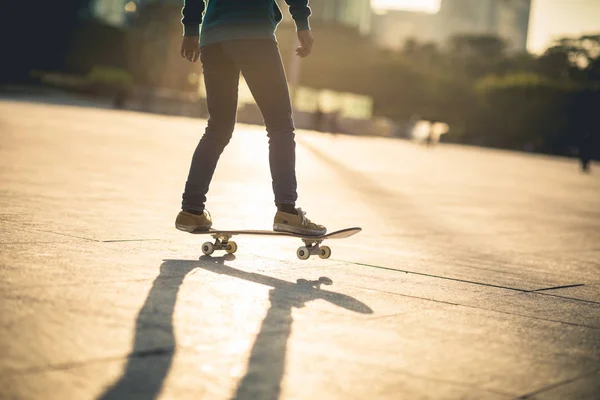 Skateboarder Equitação Bordo Pôr Sol Cidade Urbana Moderna — Fotografia de Stock