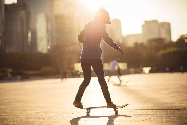 Planche Roulettes Équitation Coucher Soleil Dans Ville Urbaine Moderne — Photo