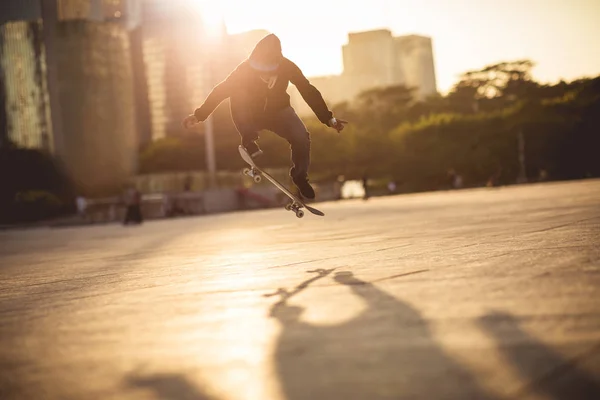 Skateboardista Skákání Palubě Při Západu Slunce Městském Městě — Stock fotografie
