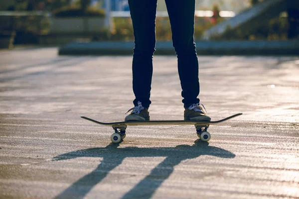 Laag Deel Van Atleet Skateboarden Stad Bij Zonsopgang Licht — Stockfoto