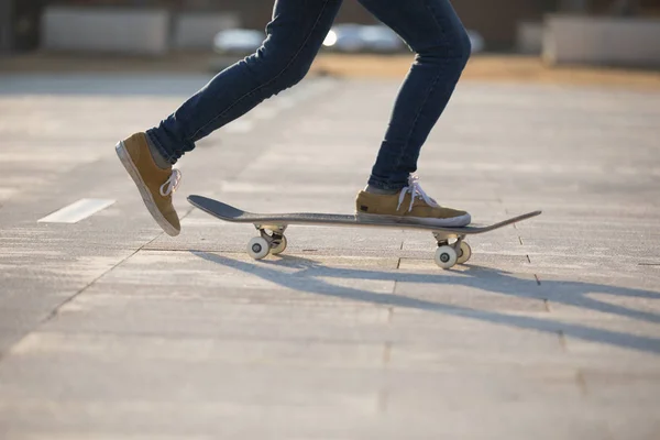 Χαμηλό Τμήμα Του Αθλητή Skateboarding Στην Πόλη Στο Φως Της — Φωτογραφία Αρχείου