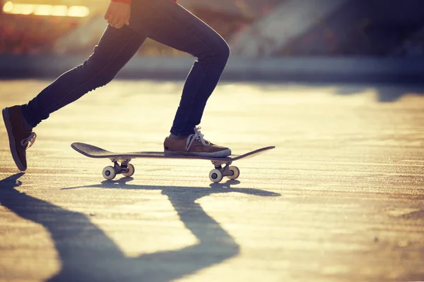 Laag Deel Van Atleet Skateboarden Stad Bij Zonsopgang Licht — Stockfoto