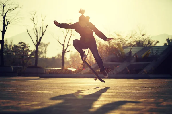 Νεαρή Γυναίκα Πηδάει Ενώ Κάνει Σκέιτμπορντ Στο Φως Του Ήλιου — Φωτογραφία Αρχείου