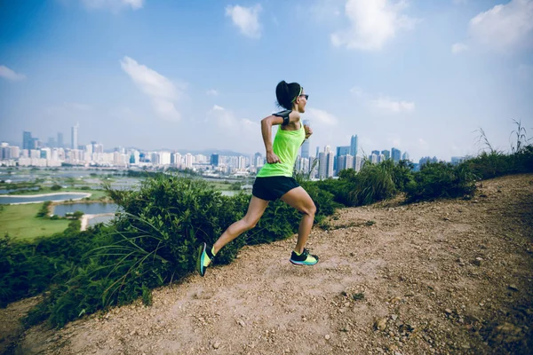Feminino Ultramaratona Corredor Correndo Montanhas Lado Cidade Moderna — Fotografia de Stock