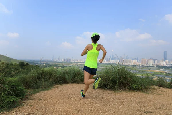 Corredor Ultramaratón Femenino Trotando Las Montañas Junto Ciudad Moderna —  Fotos de Stock