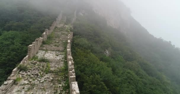 Panorámica Sobre Gran Muralla China Ahogada Fortificación Niebla Beijing China — Vídeos de Stock