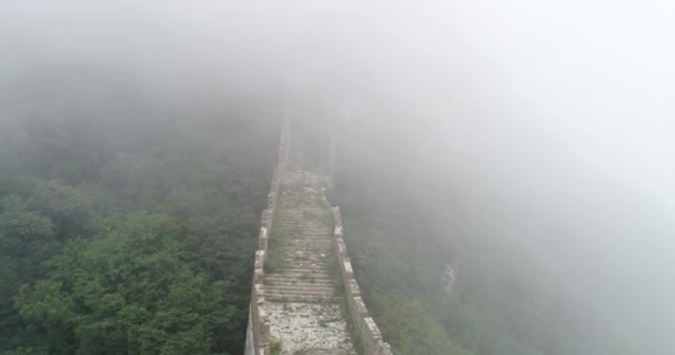 Панельная Съемка Над Великой Китайской Стеной Утонувшей Тумане Укреплении Пекине — стоковое видео
