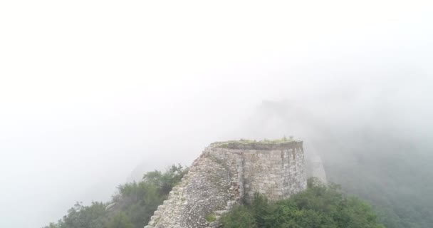 Panning Shot Great Wall China Utonął Mgle Fortyfikacji Pekinie Chiny — Wideo stockowe