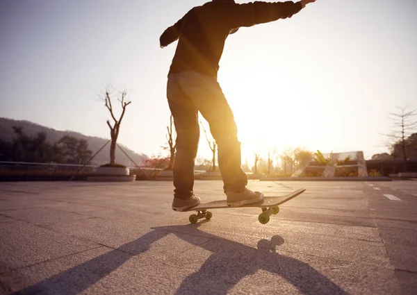 Sportlerin Skateboardet Bei Sonnenuntergang Der Stadt — Stockfoto