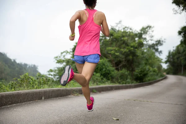 Jovem Esportiva Trilha Sportswear Correndo Caminho Montanha Floresta — Fotografia de Stock