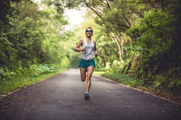 Hälsosam Fitness Kvinna Som Springer Utomhus Sommarparken — Stockfoto