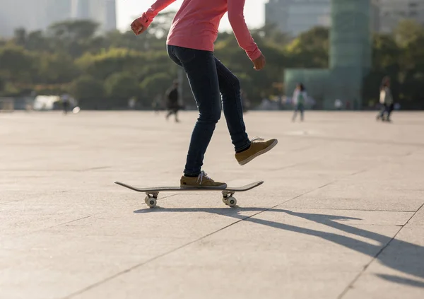 Vista Recortada Del Monopatín Femenino Atardecer Parque Skate — Foto de Stock