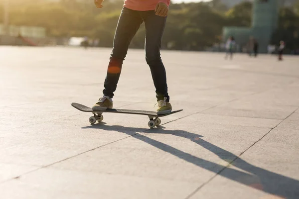 Vue Recadrée Skateboard Femme Coucher Soleil Dans Skate Park — Photo