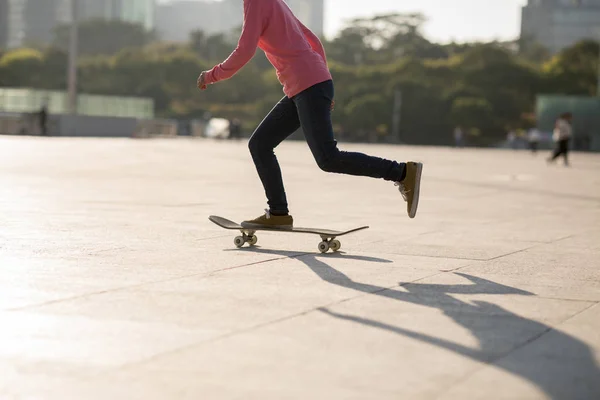 Vue Recadrée Skateboard Femme Coucher Soleil Dans Skate Park — Photo
