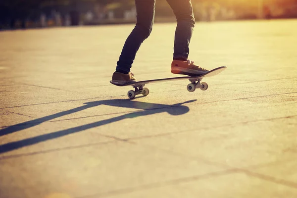 Partie Basse Skateboard Femme Coucher Soleil Dans Ville Urbaine — Photo