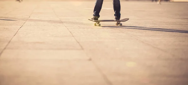 Laag Deel Van Vrouw Skateboarden Bij Zonsondergang Stedelijke Stad — Stockfoto