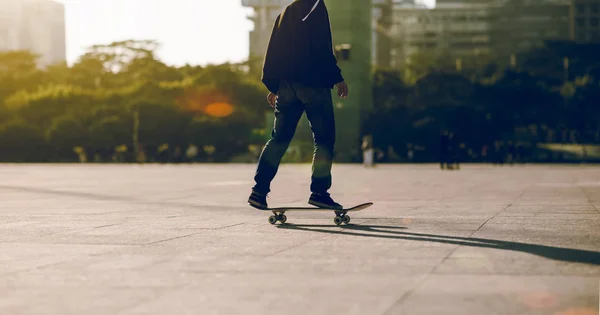 Vrouwelijke Atleet Skateboarden Bij Zonsondergang Stedelijke Stad — Stockfoto