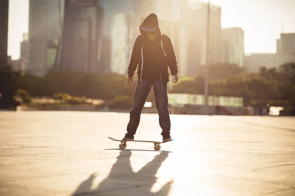 Žena Atlet Skateboarding Při Západu Slunce Městském Městě — Stock fotografie