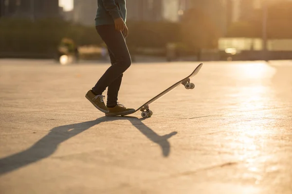 Neznámá Žena Skateboarding Při Západu Slunce Městském Městě — Stock fotografie