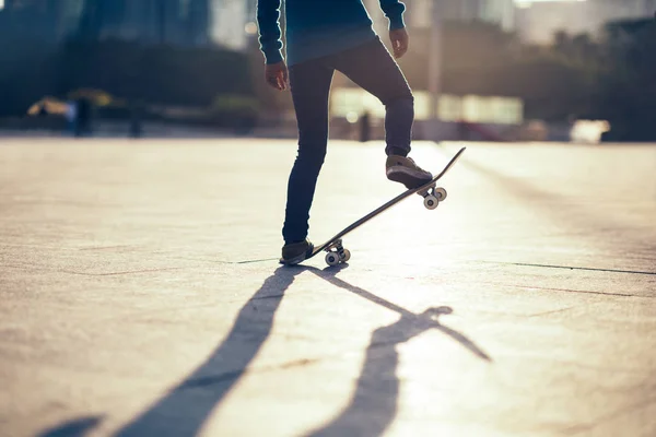 Mulher Irreconhecível Skate Pôr Sol Cidade Urbana — Fotografia de Stock
