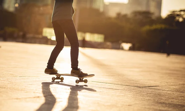 Mulher Irreconhecível Skate Pôr Sol Cidade Urbana — Fotografia de Stock