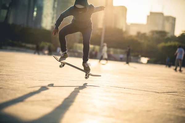 Athlète Féminine Skateboard Coucher Soleil Ville — Photo