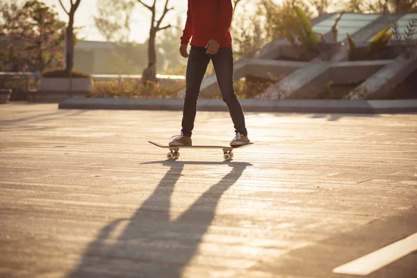 Αγνώριστη Γυναίκα Skateboarding Στο Ηλιοβασίλεμα Στην Αστική Πόλη — Φωτογραφία Αρχείου