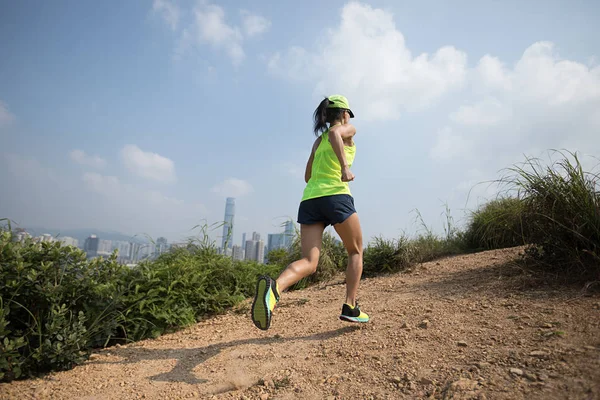 Samica Ultramaraton Runner Szkolenia Górach Obok Nowoczesnego Miasta — Zdjęcie stockowe