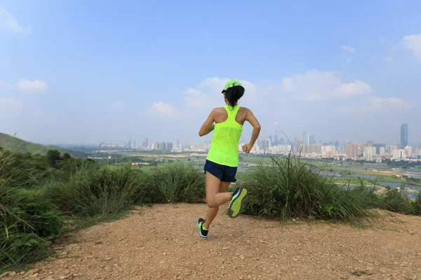 Samica Ultramaraton Runner Szkolenia Górach Obok Nowoczesnego Miasta — Zdjęcie stockowe
