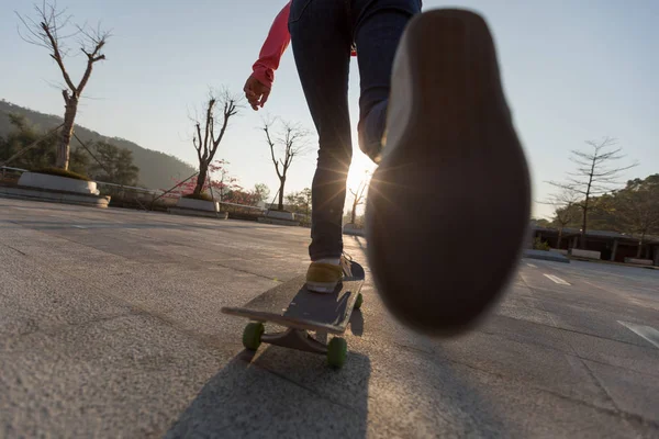 Achteraanzicht Van Vrouw Skateboarden Bij Zonsondergang Stedelijke Stad — Stockfoto