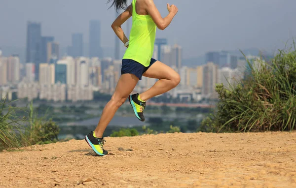 Samica Ultramaraton Runner Szkolenia Górach Obok Nowoczesnego Miasta — Zdjęcie stockowe