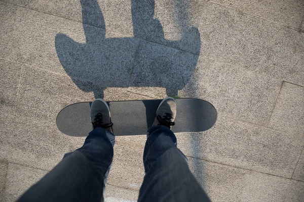 Olhando Para Baixo Vista Mulher Skate Estrada Com Sombra — Fotografia de Stock