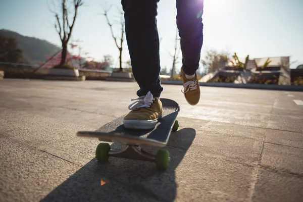Onherkenbare Vrouw Skateboarden Bij Zonsondergang Stedelijke Stad — Stockfoto