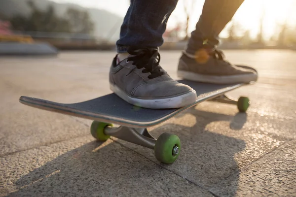 Voeten Van Persoon Skateboarden Bij Zonsondergang Stedelijke Chinese Stad — Stockfoto