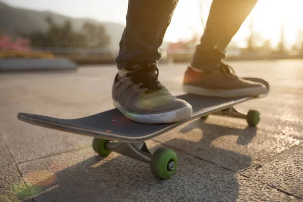 Stopy Člověka Skateboarding Při Západu Slunce Městském Čínském Městě — Stock fotografie